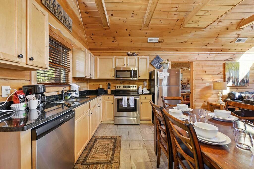 Spacious Smokies Cabin - Hot Tub With Mountain Views Gatlinburg Buitenkant foto