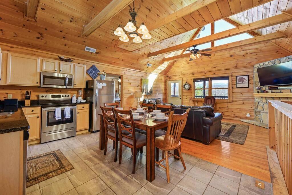 Spacious Smokies Cabin - Hot Tub With Mountain Views Gatlinburg Buitenkant foto
