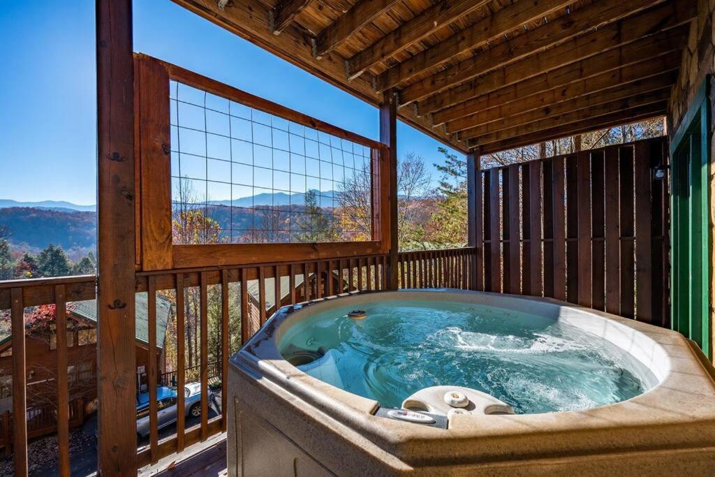 Spacious Smokies Cabin - Hot Tub With Mountain Views Gatlinburg Buitenkant foto